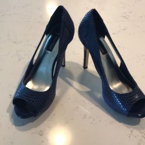 Blue size7 White House Black market 4 inch heels.